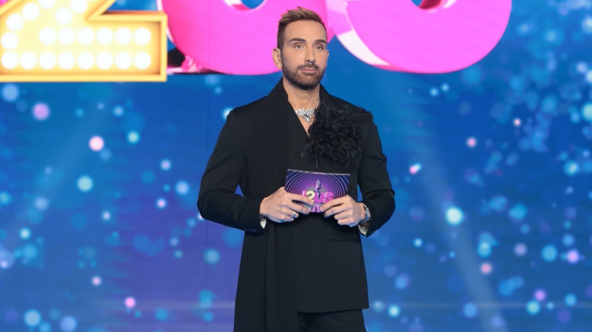 Νίκος Κοκλώνης: η επιστροφή της νυχτερινής κομψότητας με Saint Laurent dandy style