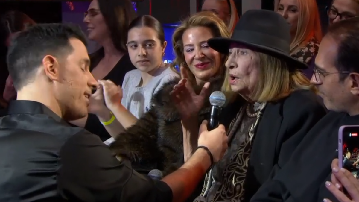 J2US: Θοδωρής Φέρρης και η μητέρα του σε μια απρόσμενη και συγκινητική στιγμή στη σκηνή