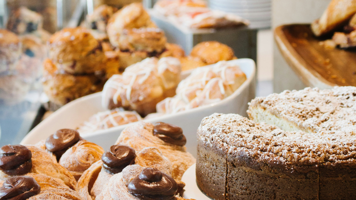 Το ιδανικό σνακ για κυριακάτικο απόγευμα: Αφράτο αλμυρό κέικ με τυριά και ζαμπόν