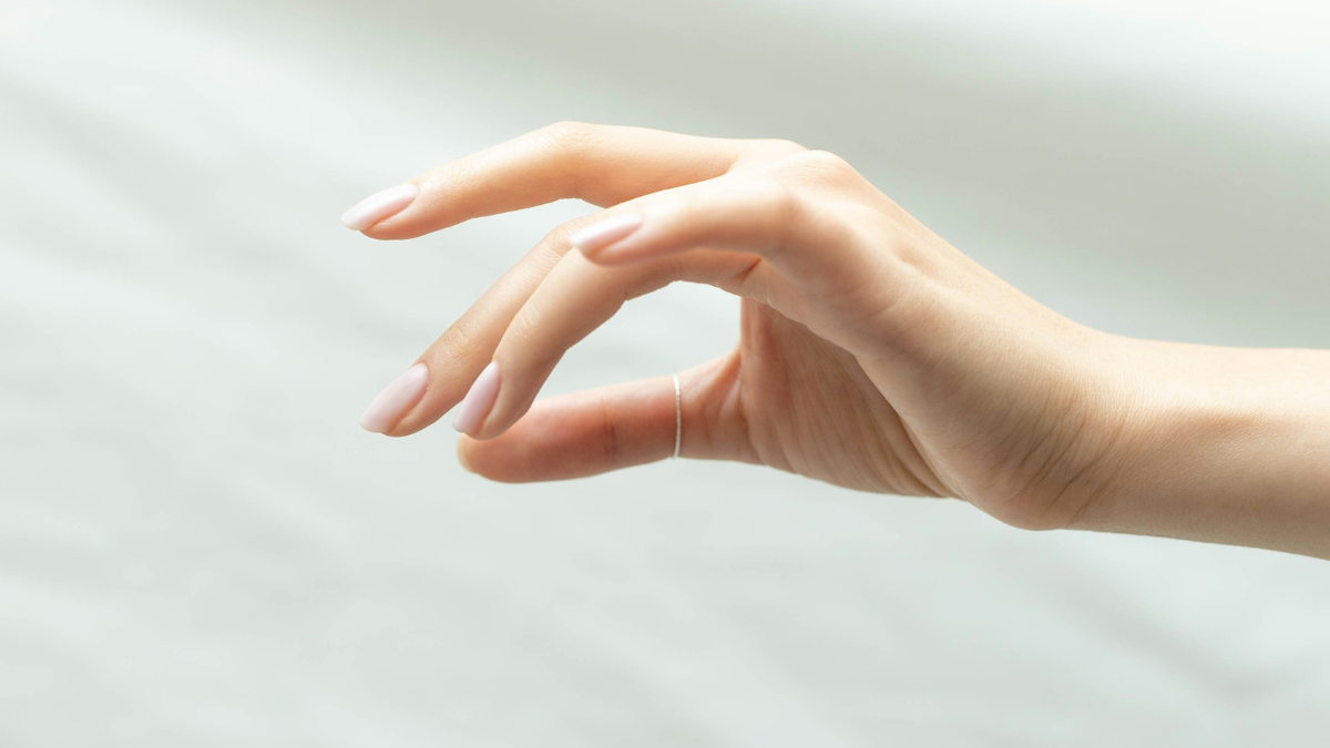 Milky nails: Η ανοιξιάτικη τάση στα νύχια που λατρεύουν οι celebrities