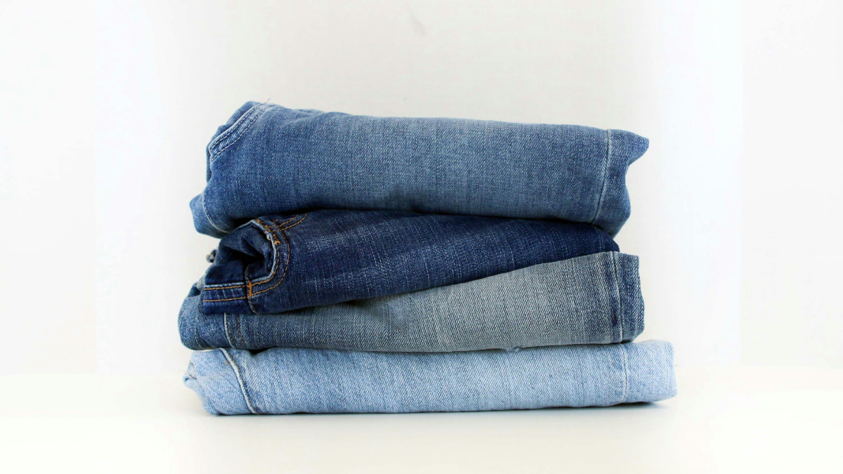 Denim trends άνοιξη 2026: Τα 3 τζιν κομμάτια που δεν πρέπει να λείπουν από τη γκαρνταρόμπα σας