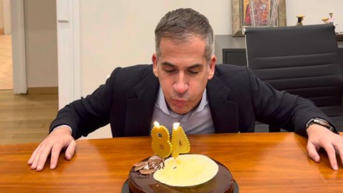 Κώστας Μπακογιάννης: Έσβησε την τούρτα για τα 48α γενέθλιά του στο γραφείο