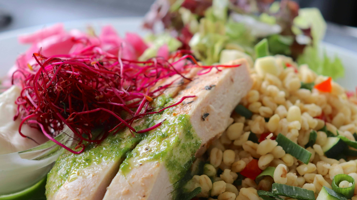 Μεσογειακή κοτοσαλάτα με κινόα: Η τέλεια λύση για βράδυ και lunchbox