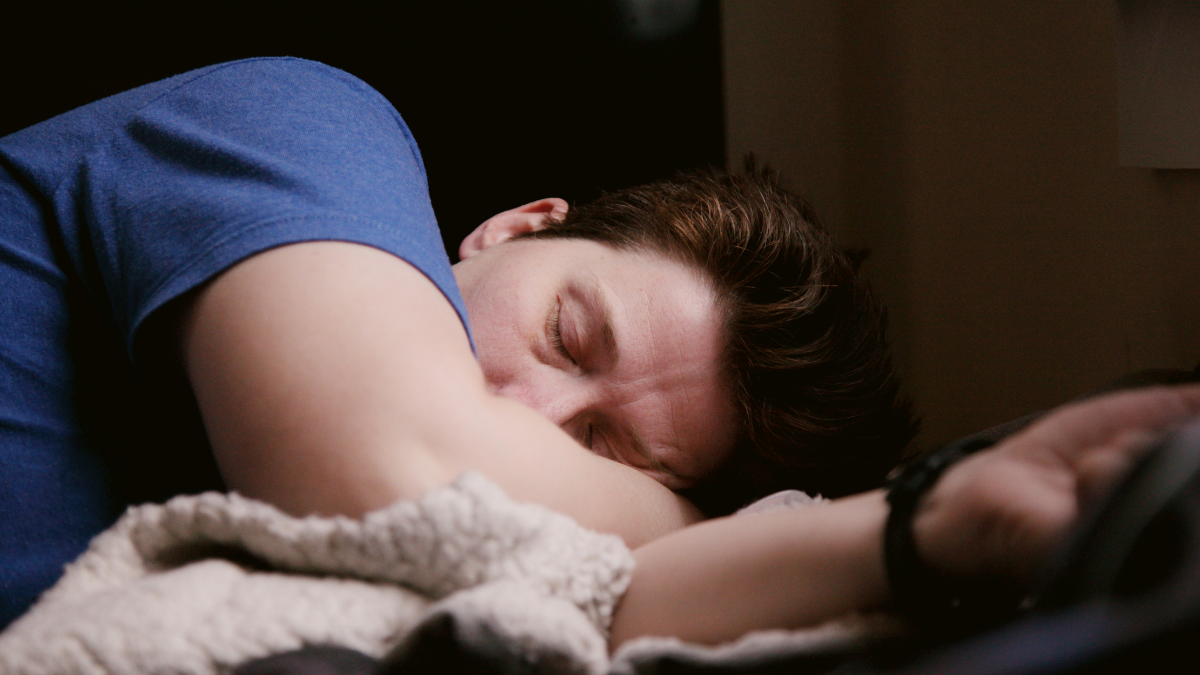 Κοιμάστε με την τηλεόραση ανοιχτή; Αυτή η συνήθεια κάτι σημαίνει για εσάς