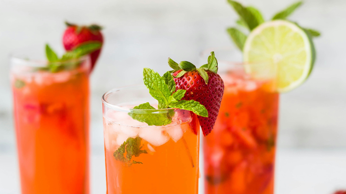 Ανοιξιάτικο ρόφημα αποτοξίνωσης με φράουλα και δυόσμο