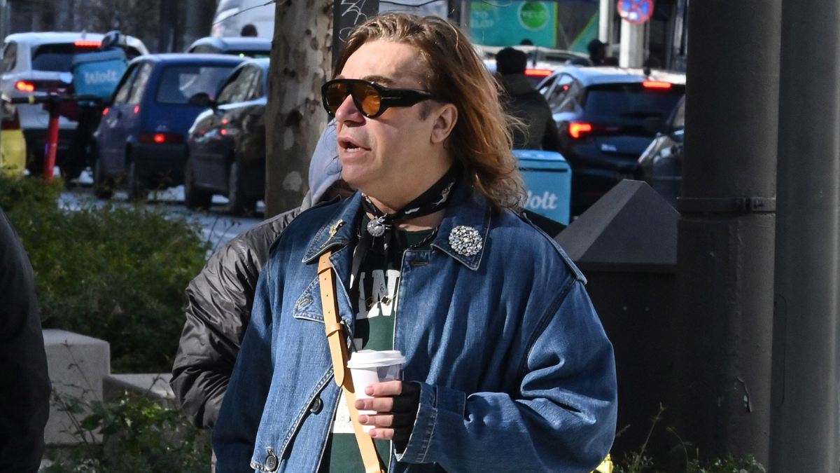 Τρύφωνας Σαμαράς: Εντυπωσιακή εμφάνιση στο κέντρο της Αθήνας με sporty chic διάθεση