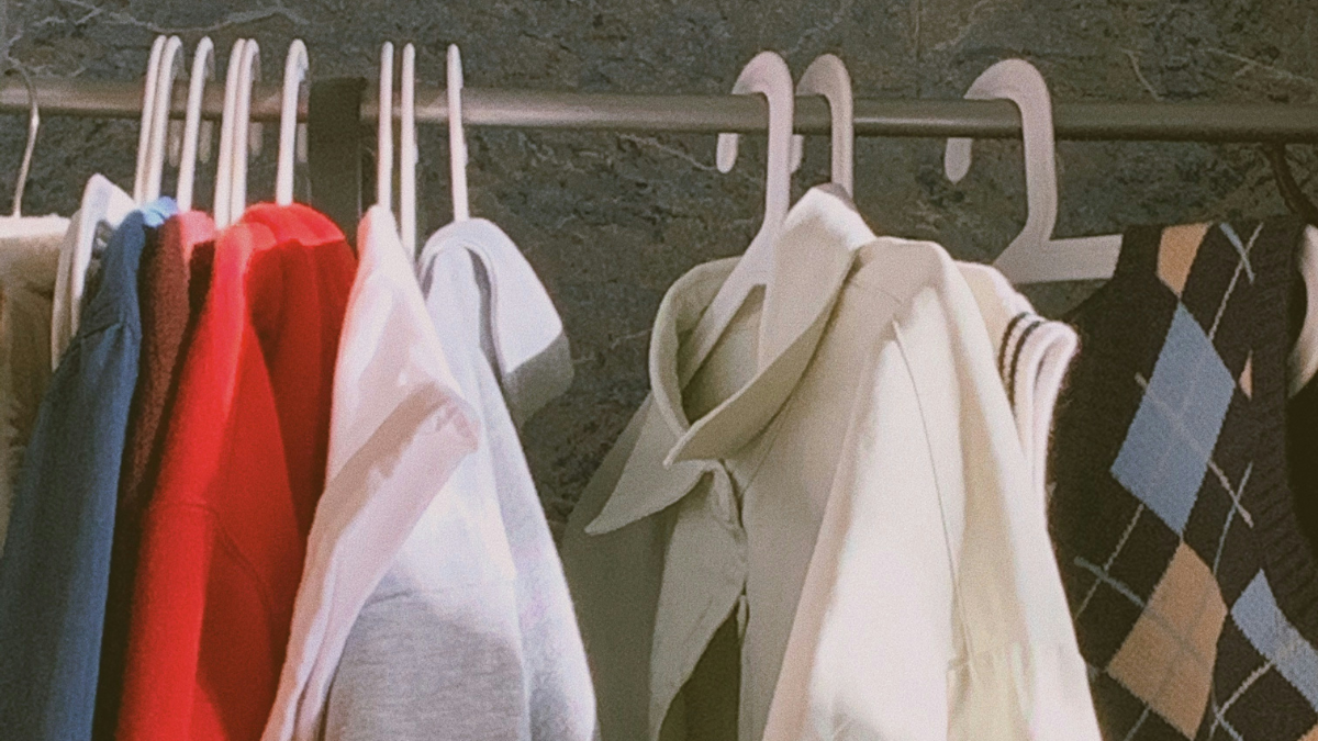 Εποχιακό ξεκαθάρισμα: Πώς να φρεσκάρετε τη ντουλάπα σας αυτή την άνοιξη