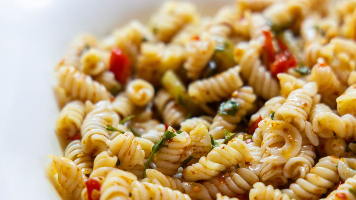 Σαρακοστιανή σαλάτα ζυμαρικών με τόνο και φρέσκα λαχανικά