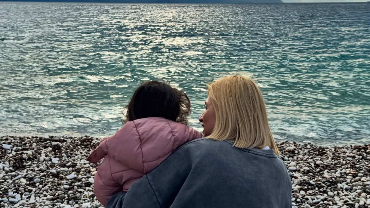 Μαρία Ηλιάκη: Τρυφερές στιγμές δίπλα στη θάλασσα με την κόρη της