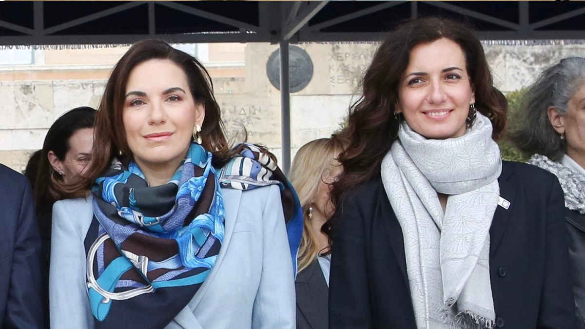 Όλγα Κεφαλογιάννη με την αδερφή της Χριστίνα Κεφαλογιάννη στην μαθητική παρέλαση