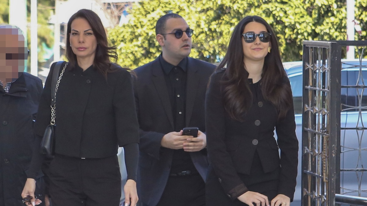 Εύη Βατίδου: Με τα παιδιά της στο μνημόσυνο του Αλέξη Κούγια