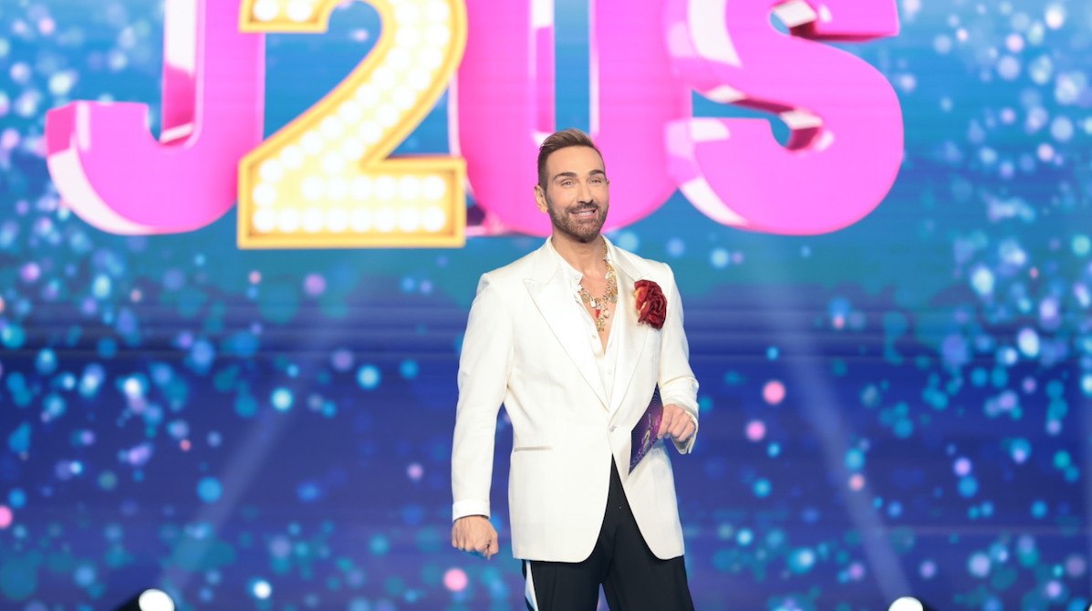 Tom Ford look στο J2US για τον Νίκο Κοκλώνη και necklace Anastasia Kessaris