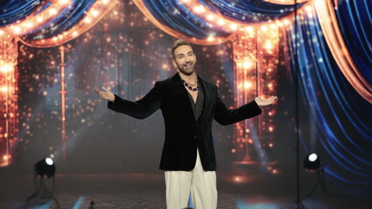 Νίκος Κοκλώνης στο J2US με βελούδινο σακάκι Saint Laurent 