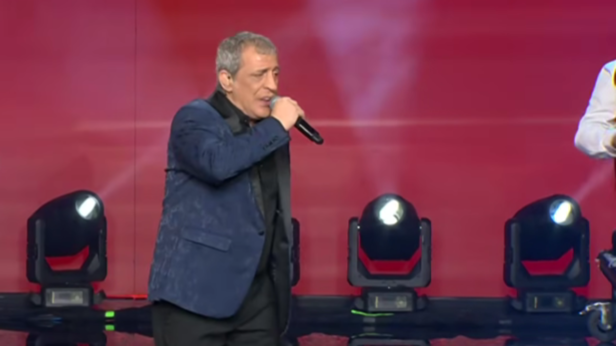 J2US: Ο Θέμης Αδαμαντίδης ξεσήκωσε το 4ο live με την εμφάνισή του!