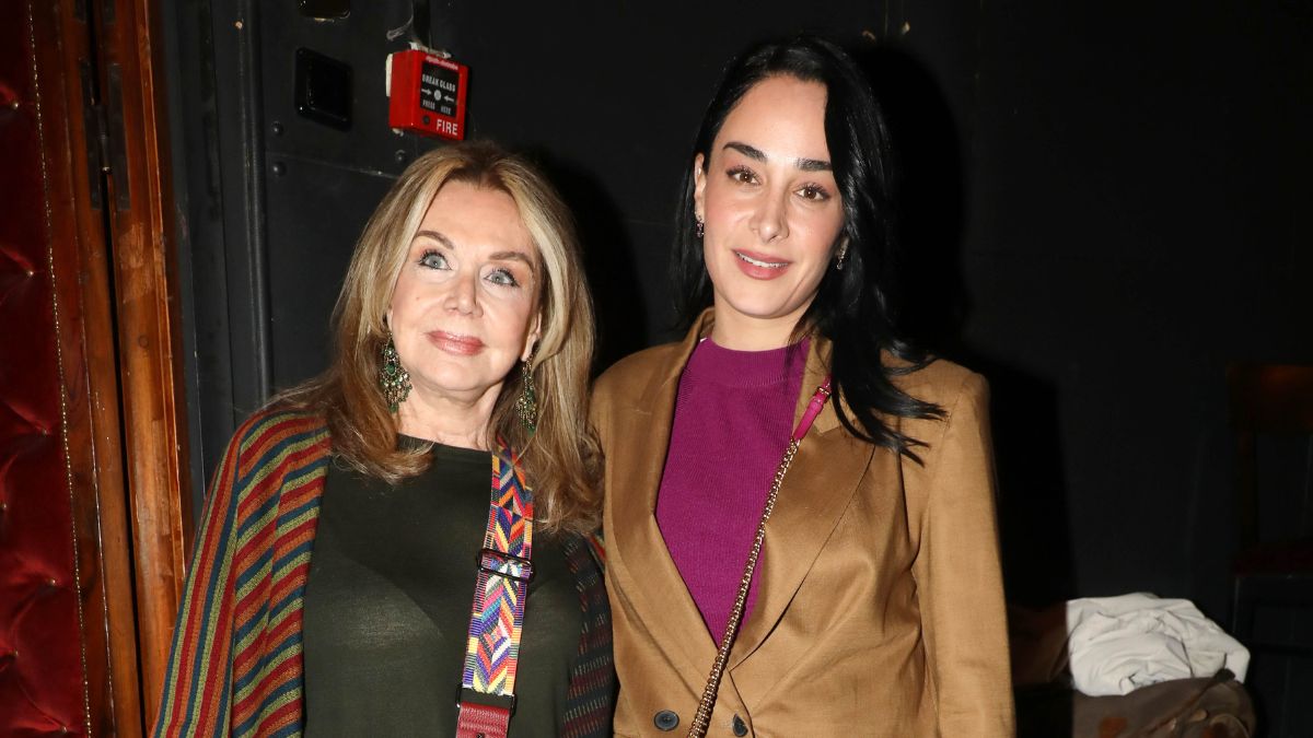 Αγάπη Πολίτη – Κατερίνα Μπιρμπίλη: Οι εμφανίσεις τους ξεχώρισαν στη παρουσίαση βιβλίου του Μάκη Δελαπόρτα