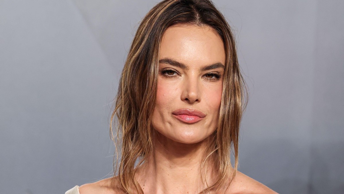 Αλεσάντρα Αμπρόζιο: Πώς ένα απλό ponytail μπορεί να γίνει statement look για κάθε στιγμή της ημέρας