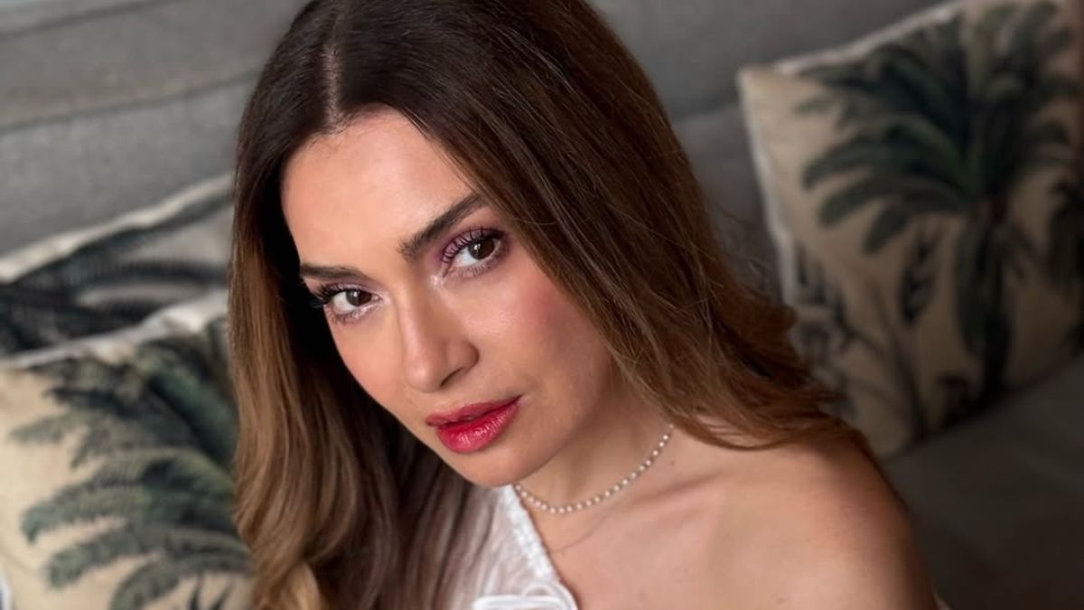 Αποστολία Ζώη: Ποζάρει με λευκό φόρεμα και μιλά για τη μοναχικότητα