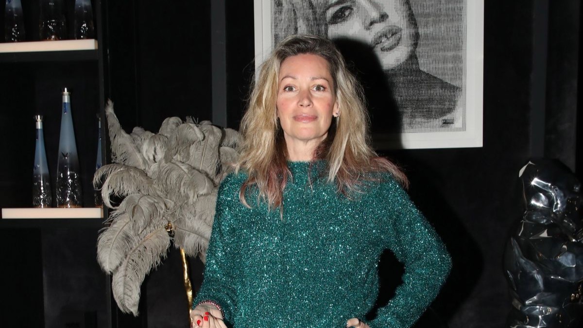 Άριελ Κωνσταντινίδη: Bραδινή έξοδος με καφέ δερμάτινη ολόσωμη φόρμα