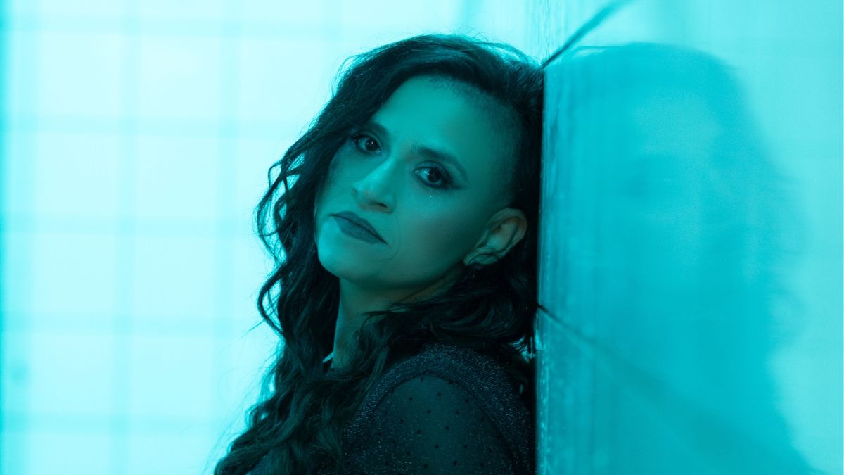 Billie Isak – «Στον Παράδεισο»: Το music video της viral επιτυχίας