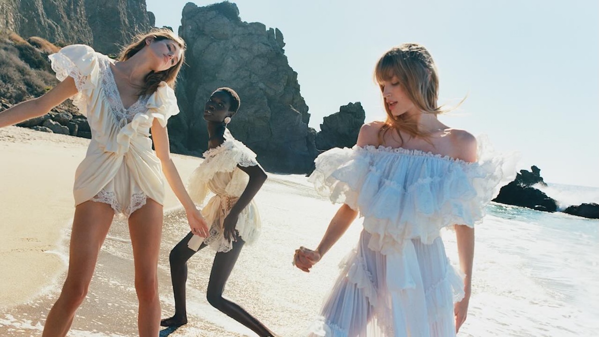 Η τάση που βλέπουμε παντού τώρα και αλλάζει ακόμη και το πιο απλό look: Allover lace