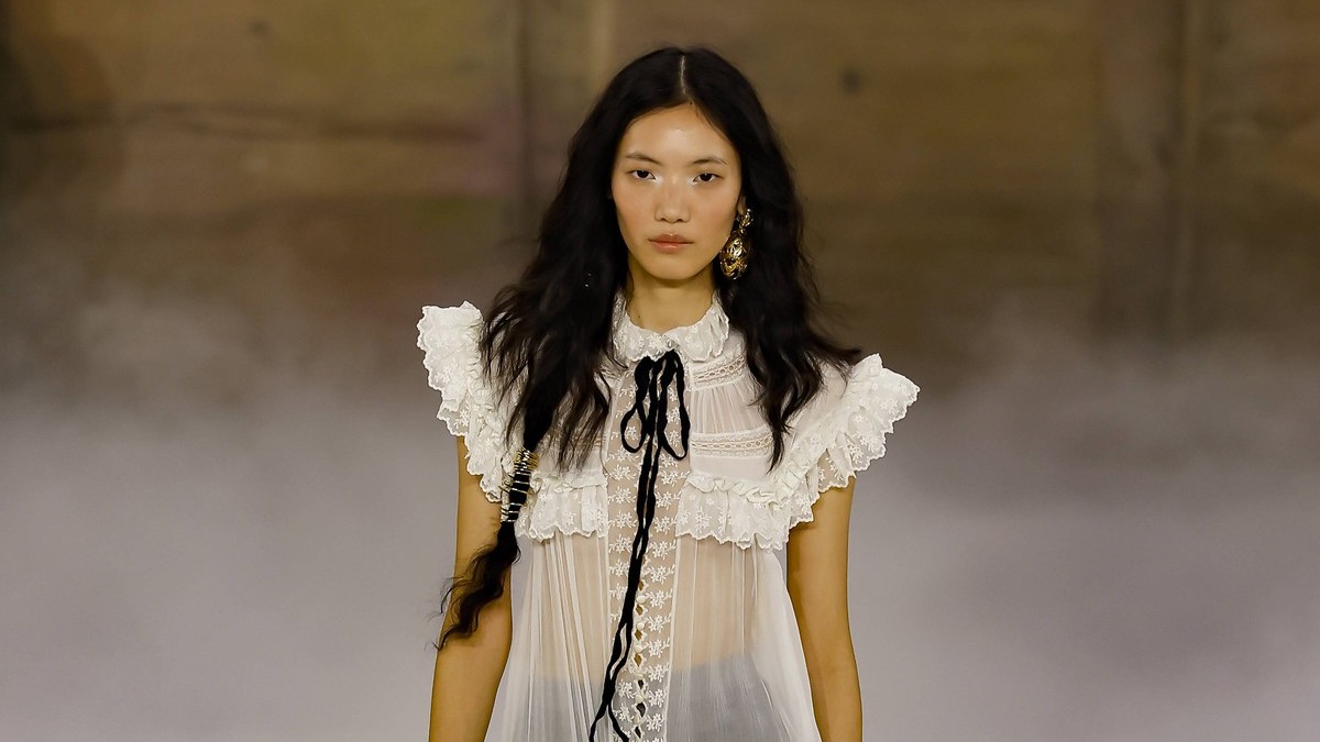 Η αναγέννηση του Boho-Chic: Πώς θα υιοθετήσετε τα εμβληματικά beauty looks του οίκου Chloé