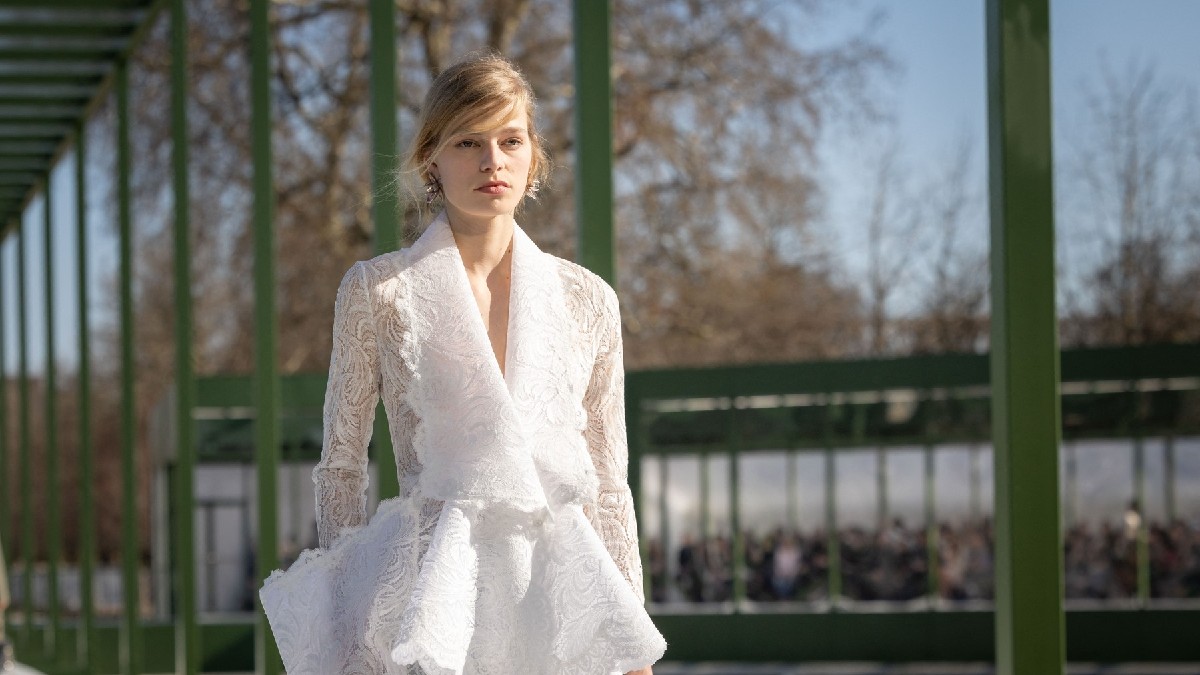 Dior AW2026: Η αναγέννηση του επιμελώς ατημέλητου σινιόν