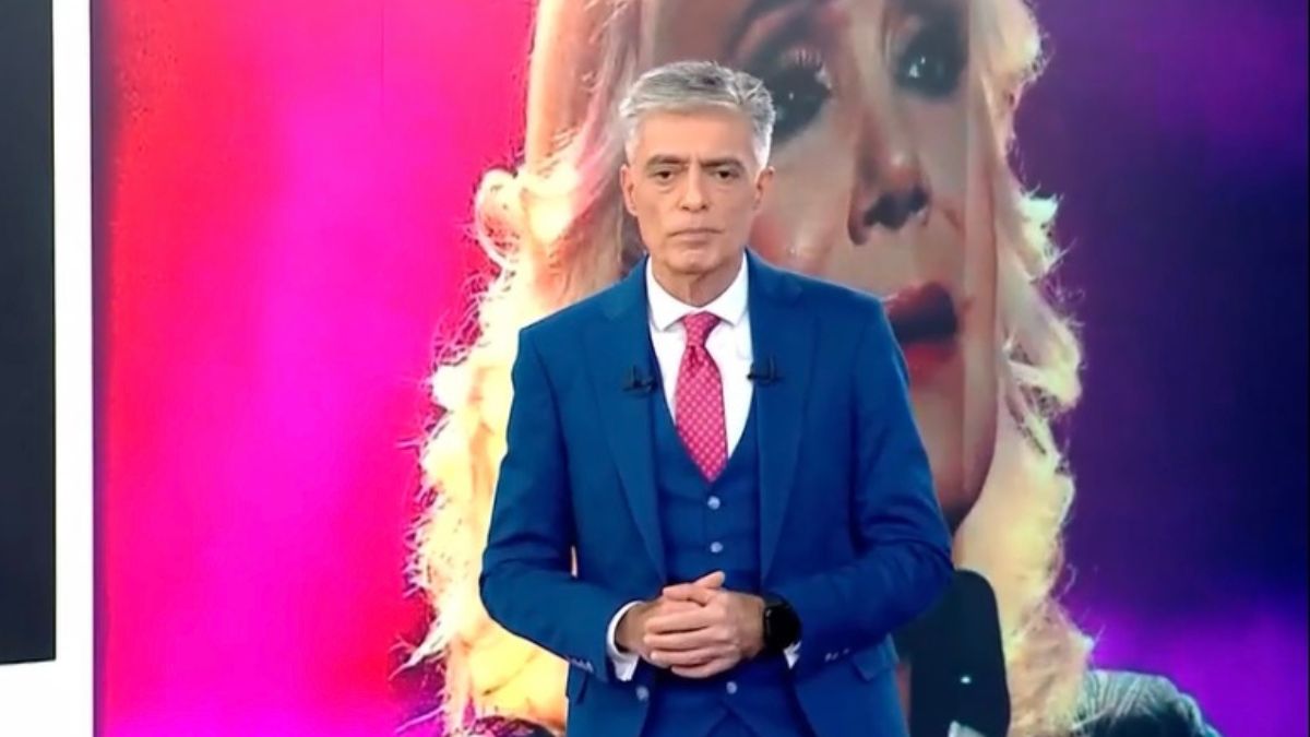 Κηδεία Μαρινέλλας: Νίκος Ευαγγελάτος – «Η Χαρούλα Αλεξίου με φωνή τρεμάμενη, μας έκανε όλους να σιωπήσουμε»