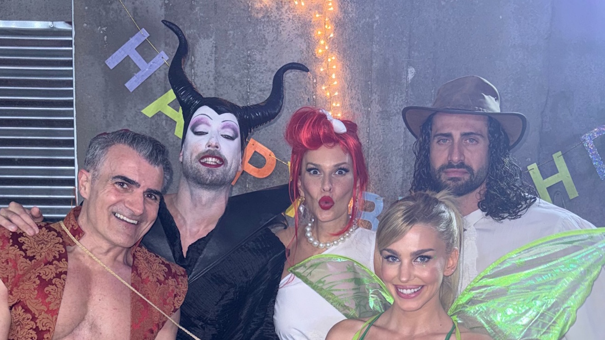 Οι εντυπωσιακές μεταμφιέσεις στο μασκέ πάρτι του Fipster – Ποιοί επώνυμοι βρέθηκαν εκεί