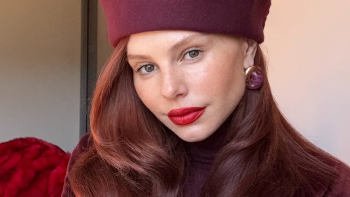 Έβελυν Καζαντζόγλου: Αυτά είναι τα 3 βήματα στην ρουτίνα της για λαμπερά μαλλιά