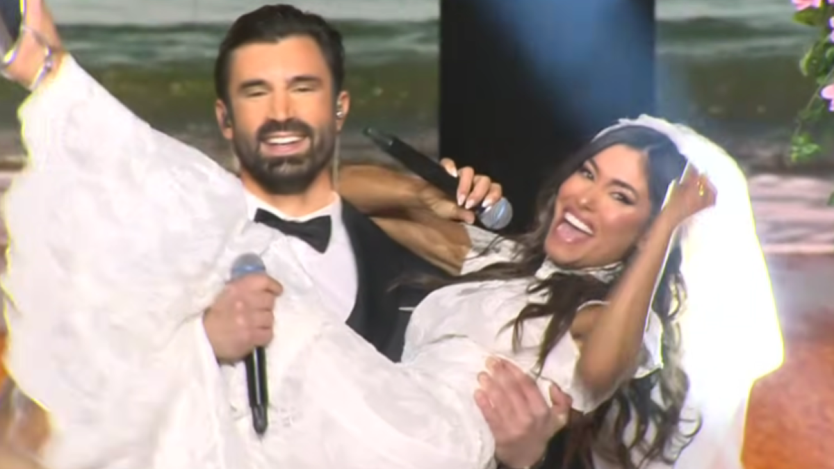 J2US: Νύφη και γαμπρός στη σκηνή ο Ηλίας Γκότσης και η Θωμαή Απέργη στο 4ο live