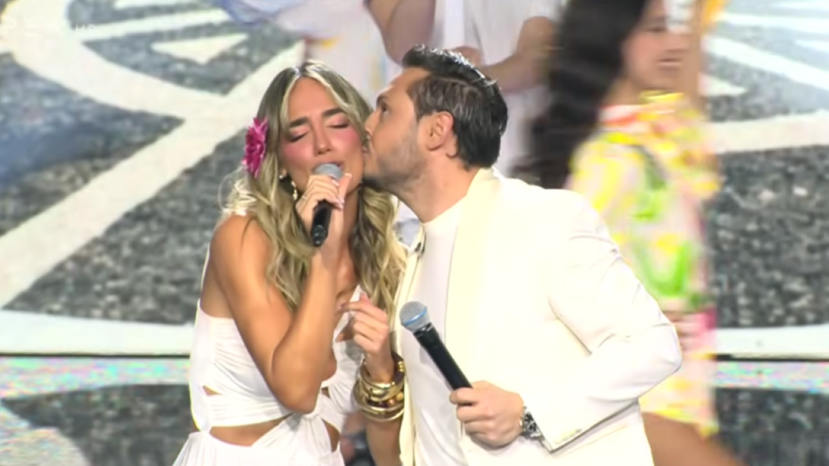 J2US: Νησιώτικη διάθεση στη σκηνή από την Έλενα Κώνστα και τον Γιάννη Γρόση