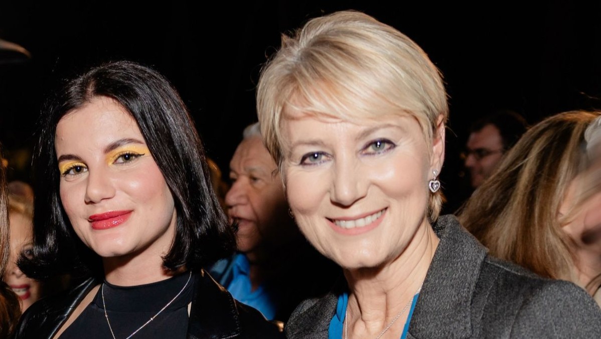 Αλίκη Καραμανλή: Στη σκηνή με την παράσταση «Οι Κληρονόμοι» και φωτογραφίες με τη μητέρα και τον αδελφό της