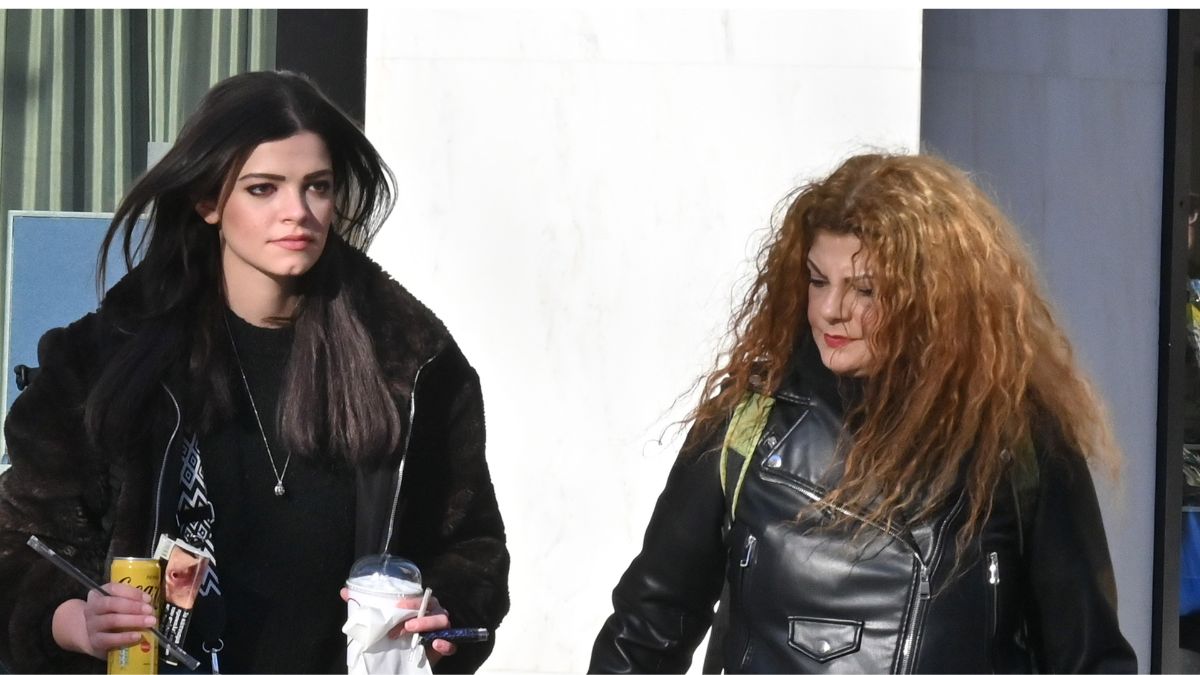 Τζένη Καζάκου – Τάνια Τρύπη: Μαμά και κόρη – που μοιάζουν σαν δυο σταγόνες νερό – κάνουν βόλτα στο κέντρο και περνούν υπέροχα!