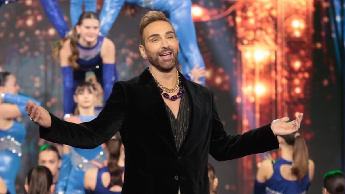 Νίκος Κοκλώνης: H εντυπωσιακή είσοδος του παρουσιαστή με το «Καλημέρα καινούργια αγάπη» – Η σκηνή «πλημμύρισε» λάμψη και ενέργεια