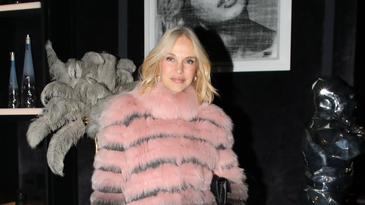 Μαρί Κωνσταντάτου: Κομψή βραδινή εμφάνιση με statement γούνινο πανωφόρι