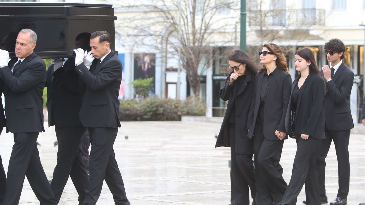 Κηδεία Μαρινέλλας: Σε στενό οικογενειακό κύκλο η ταφή υπό τους ήχους τραγουδιών της