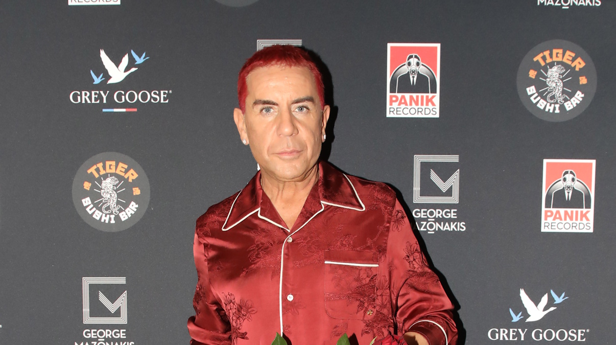 Γιώργος Μαζωνάκης: Tο μεγάλο πάρτι για τα γενέθλιά του και την κυκλοφορία του νέου τραγουδιού – Η εντυπωσιακή τούρτα που έσβησε!