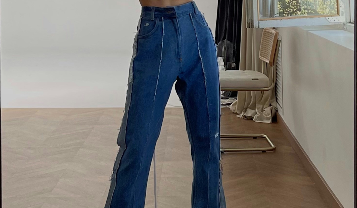 Raw jeans: Η νέα hot τάση για την άνοιξη του 2026