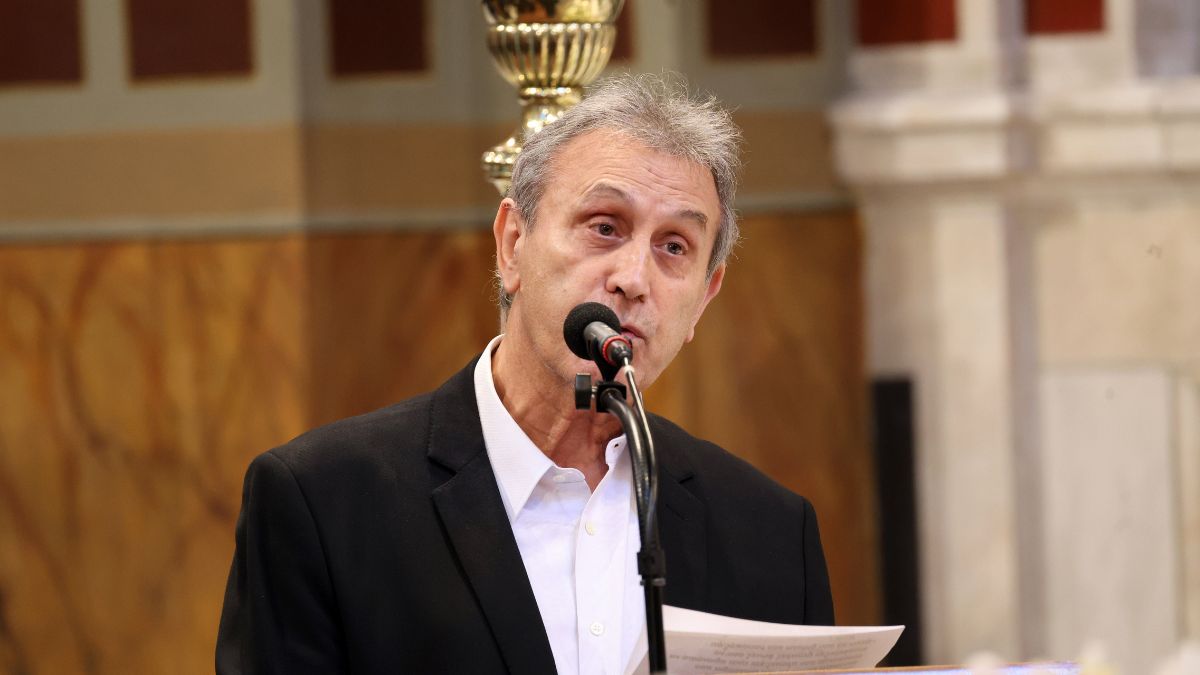 Μαρινέλλα: Ο συγκινητικός επικήδειος του Γιώργου Νταλάρα – «Eίναι πολύ βαρύ και δύσκολο αυτό που κάνω αυτή τη στιγμή»