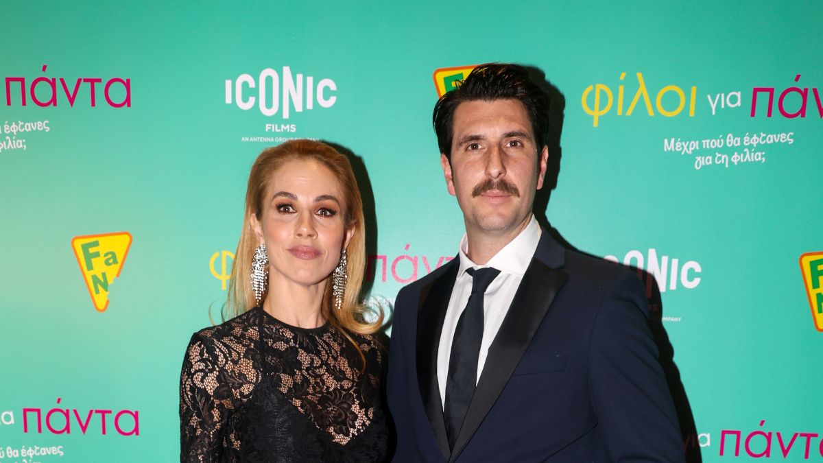 Ντορέττα Παπαδημητρίου – Γιώργος Γεροντιδάκης: Άστραψαν τα φλας με την εμφάνισή τους, στην επίσημη πρεμιέρα της ταινίας «Φίλοι Για Πάντα»