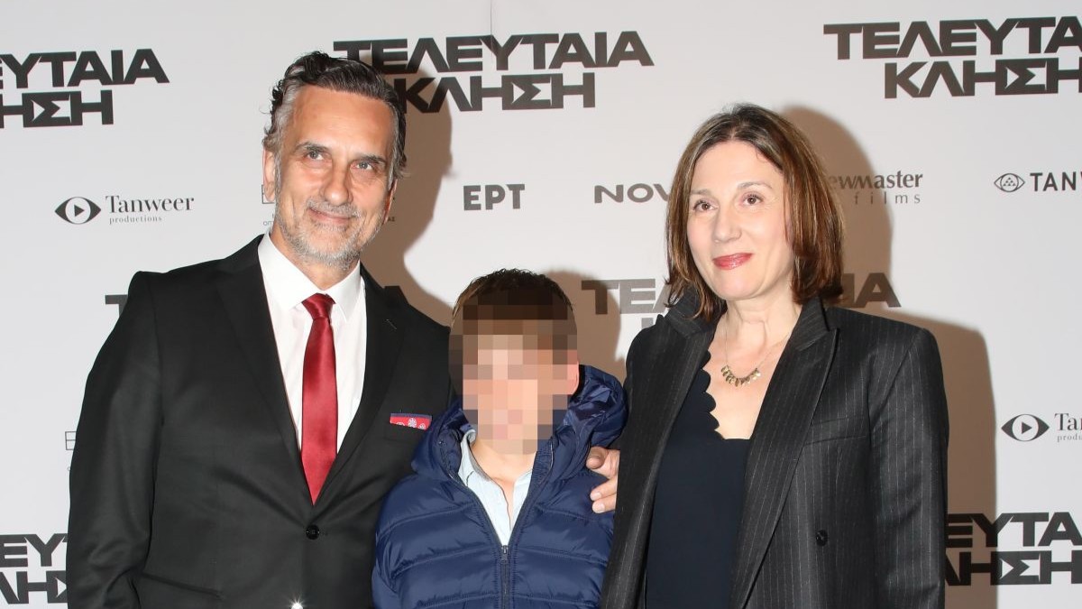 Νίκος Ψαρράς: Σπάνια οικογενειακή εμφάνιση με την Έλενα Καρακούλη και τον γιο τους, Πάνο στην πρεμιέρα της νέας του ταινίας 
