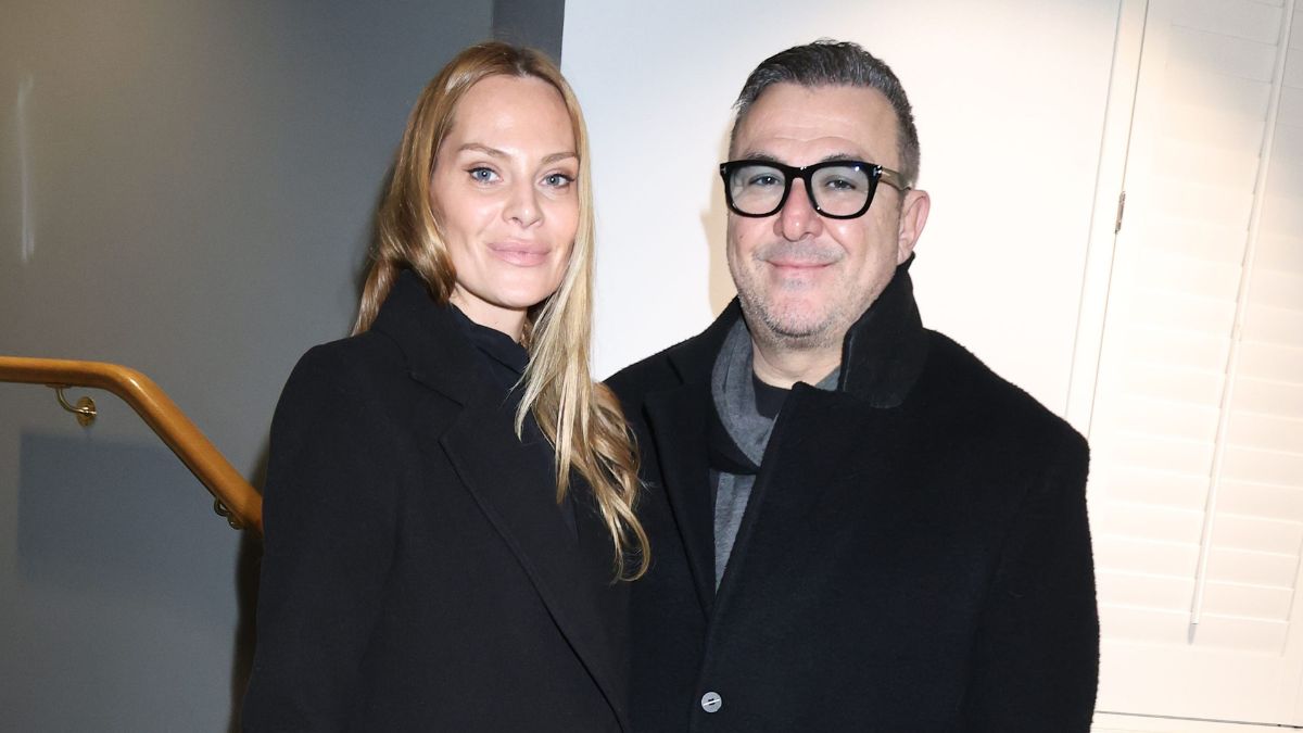 Αντώνης Ρέμος: Στο πλευρό του η Υβόννη Μπόσνιακ – Οι φωτογραφίες τους, λίγα λεπτά πριν τη μεγάλη συναυλία στο The London Palladium