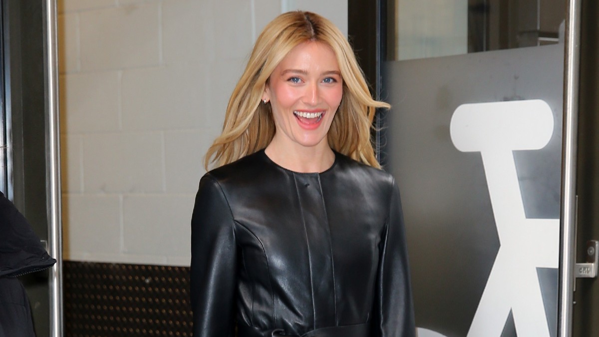 Σάρα Πίτζον: Όλα τα beauty μυστικά πίσω από την μεταμόρφωση της σε Κάρολιν Μπέσετ‑Κένεντι στη σειρά Love Story