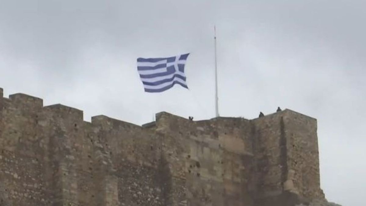 25η Μαρτίου: Η στιγμή της έπαρσης της ελληνικής σημαίας στην Ακρόπολη!