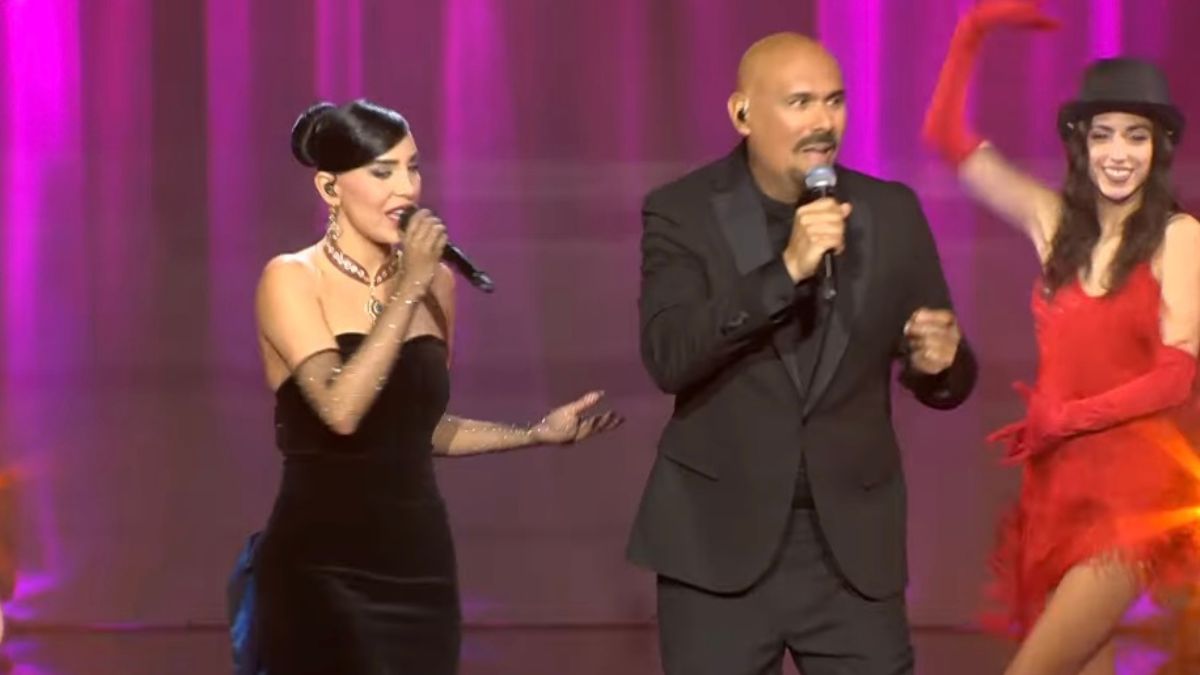 J2US: «Ακρογιαλιές δειλινά» με λάμψη και θεατρικότητα για τον Δημήτρη Σκουλό και την Δανιέλα Χατζή