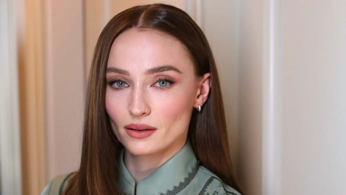 Η Σόφι Τέρνερ αποχαιρέτησε οριστικά το ξανθό: Πώς θα υιοθετήσετε το Truffle Brunette, το πιο chic καστανό της σεζόν