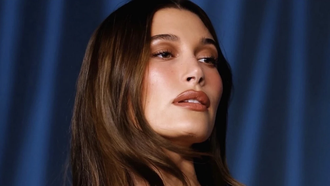 Χέιλι Μπίμπερ: Το μανικιούρ που επέλεξε στη Coachella – Από τα minimal glazed nails σε ένα bold floral look που φωσφορίζει στο σκοτάδι!