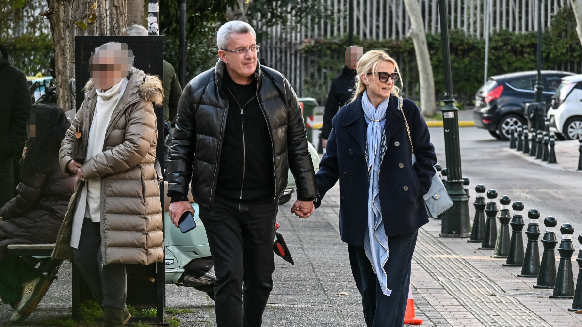 Νίκος Χατζηνικολάου: Bόλτα με τη σύζυγο του στην Κηφισιά