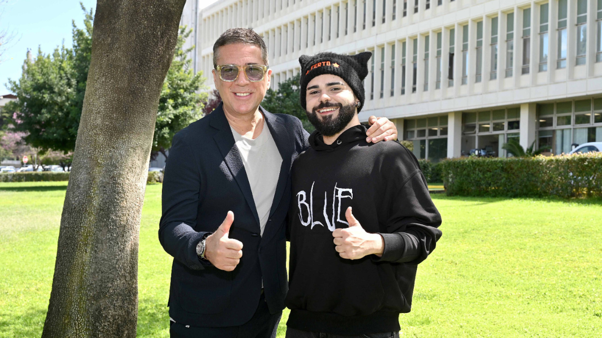 Eurovision 2026: Ο Akylas συνάντησε τον Ζέλικο Γιοκσίμοβιτς στο Ραδιομέγαρο της ΕΡΤ