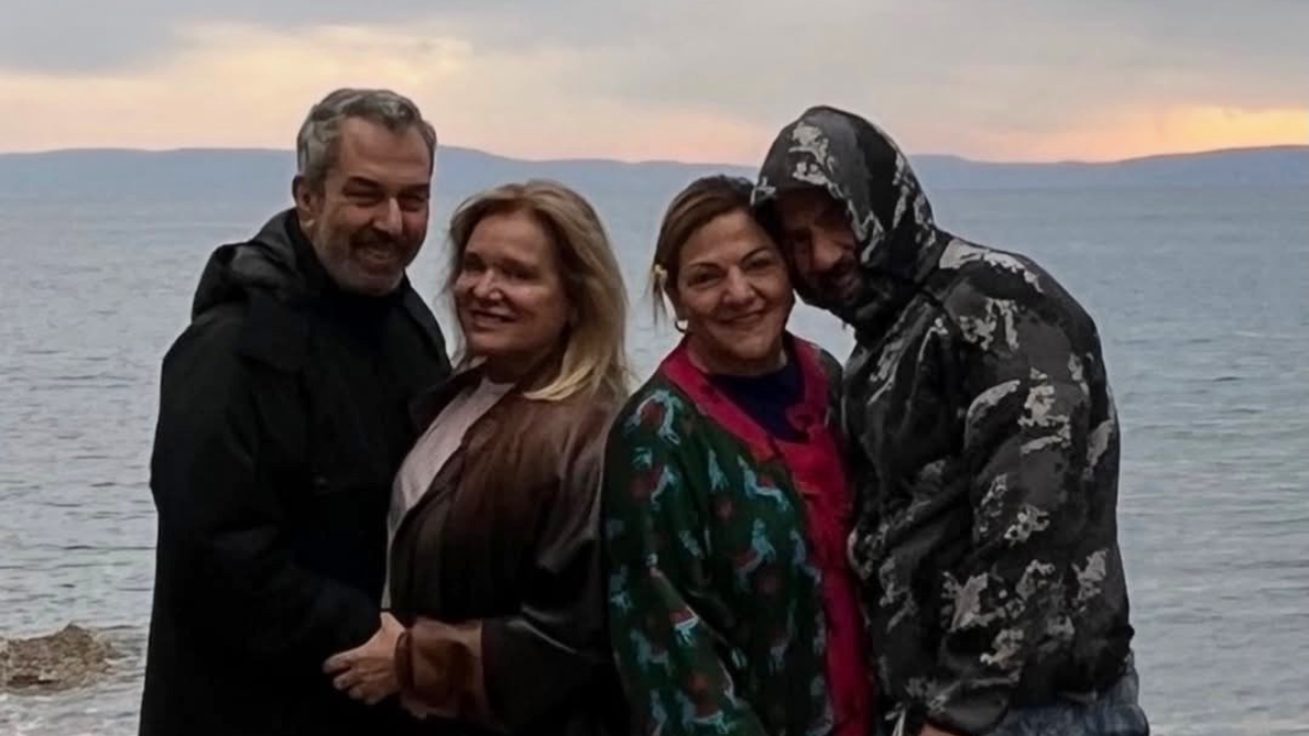 Χρήστος Χατζηπαναγιώτης: Η φωτογραφία με την αγαπημένη του παρέα στη Μεσσηνιακή Μάνη